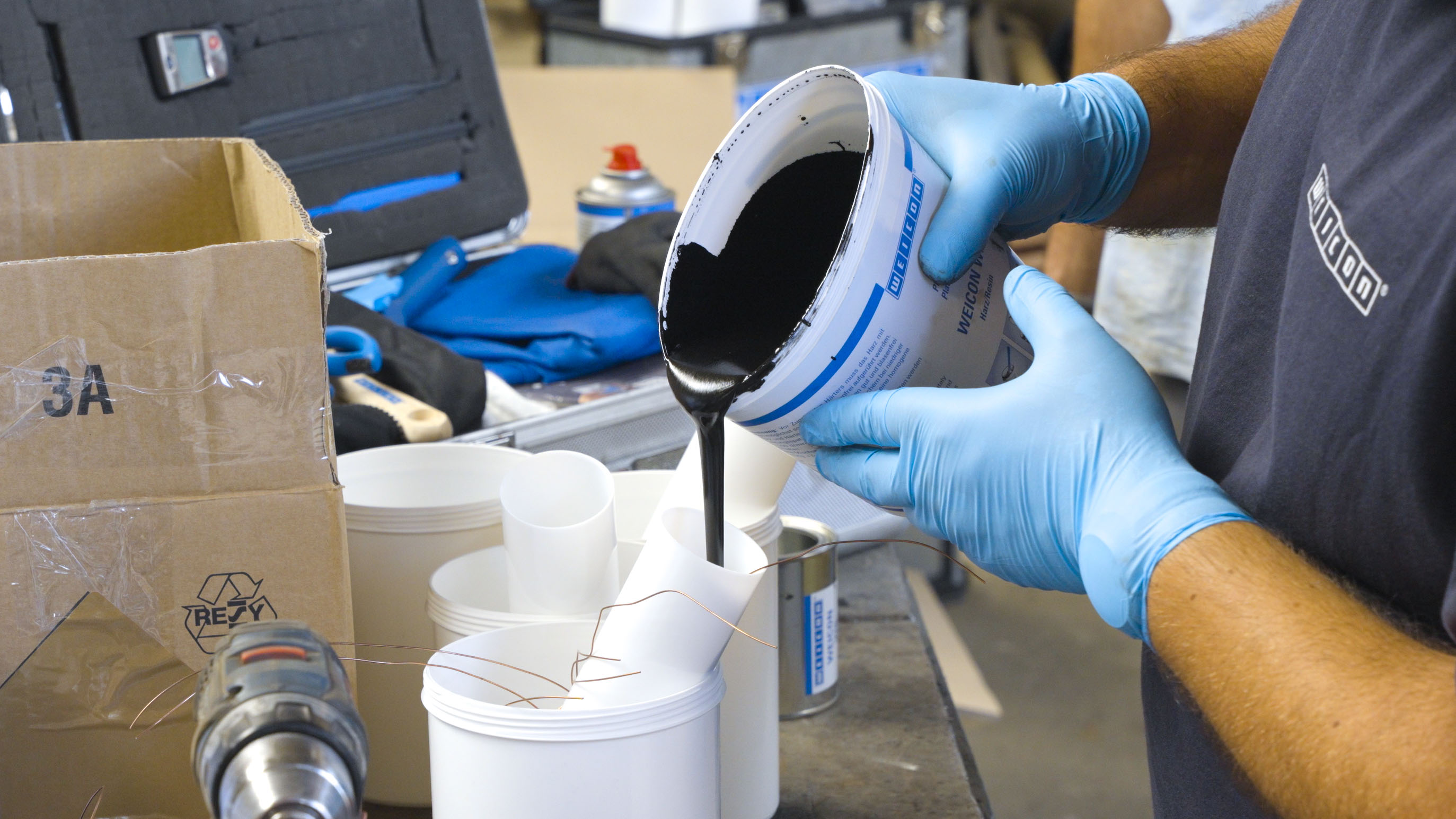 WEICON WR | sistem resin epoksi cair berisi baja untuk pengecoran dan kompensasi celah