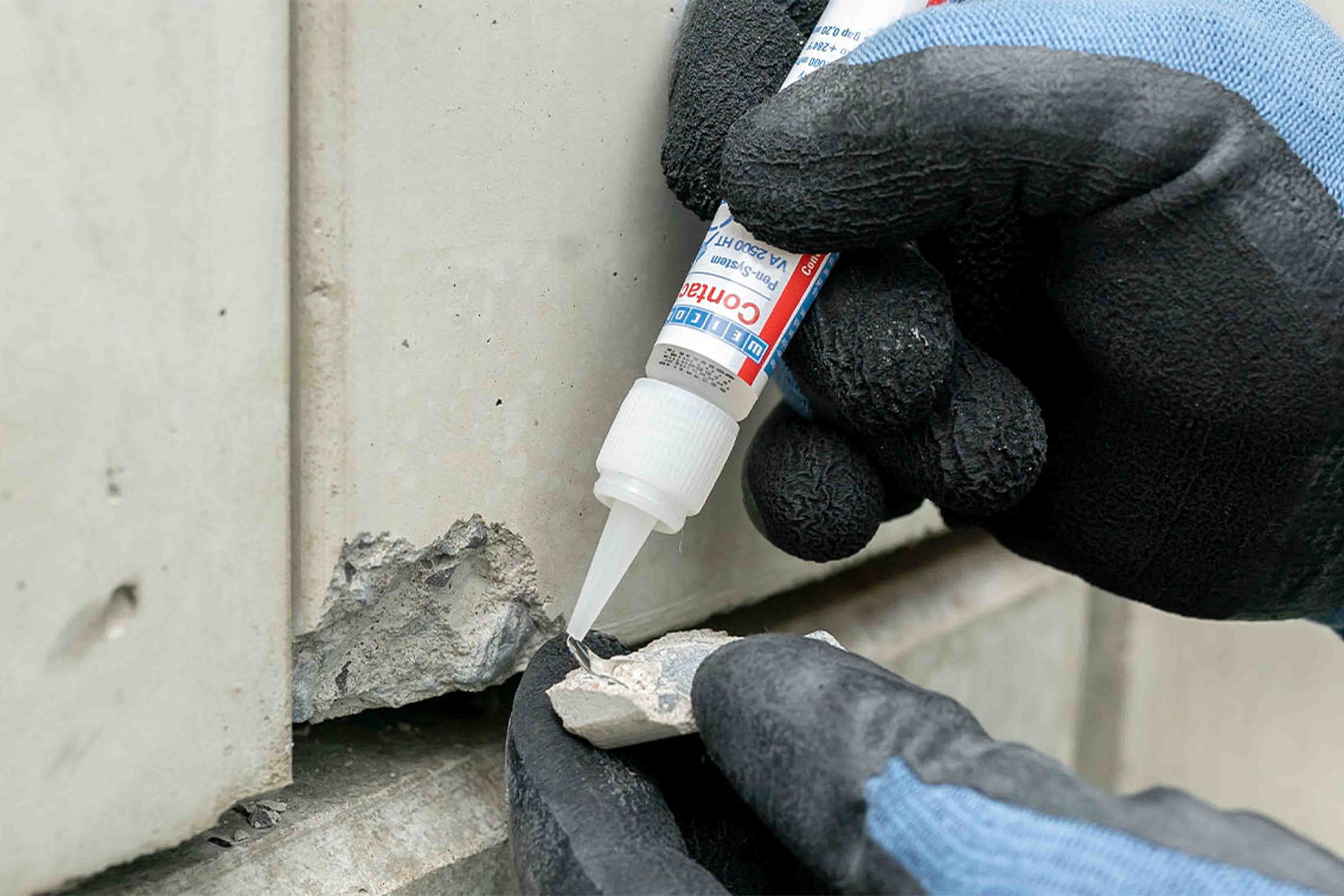 Applying WEICON Contact adhesive to a concrete edge