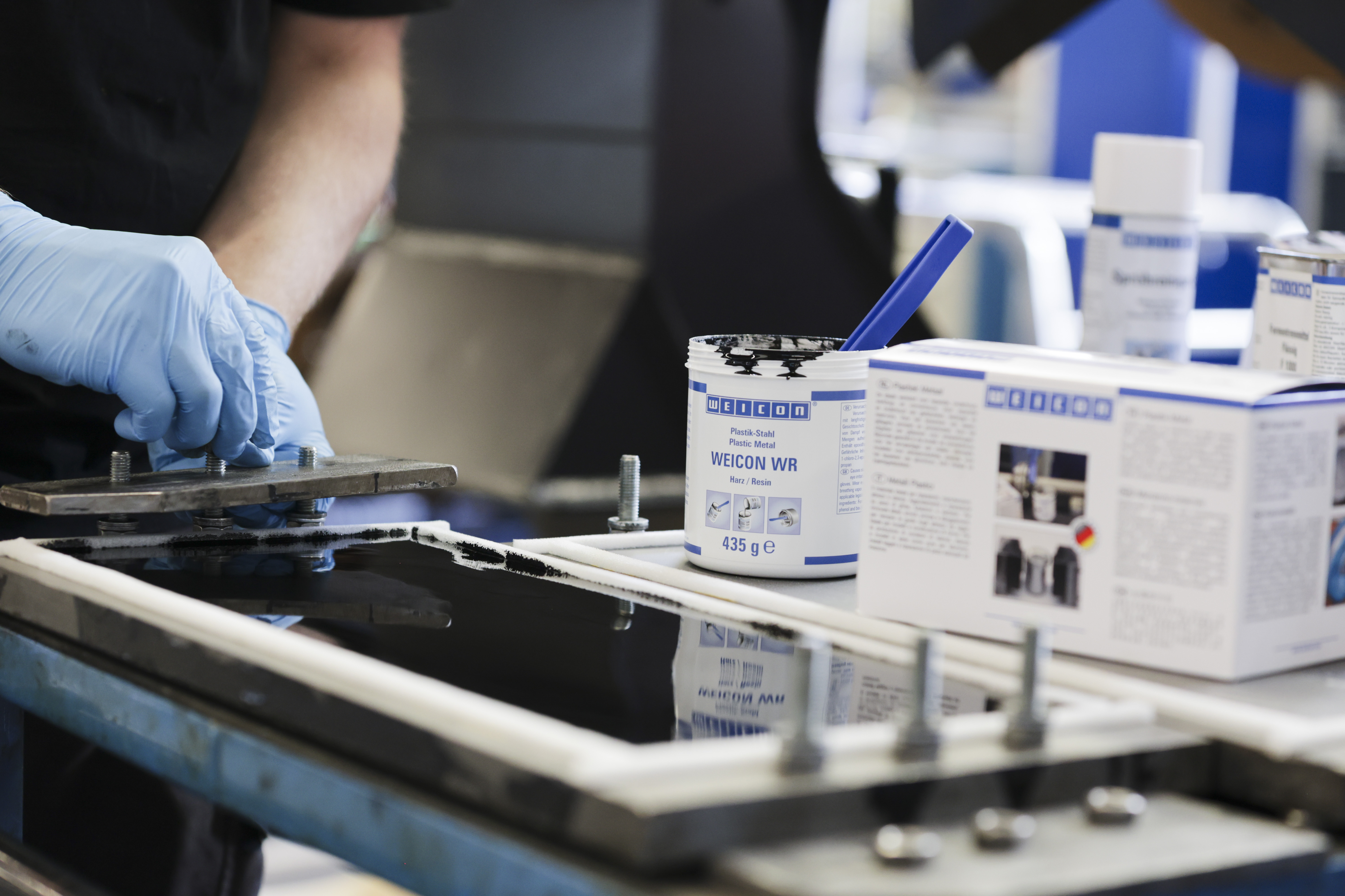 WEICON WR | sistem resin epoksi cair berisi baja untuk pengecoran dan kompensasi celah