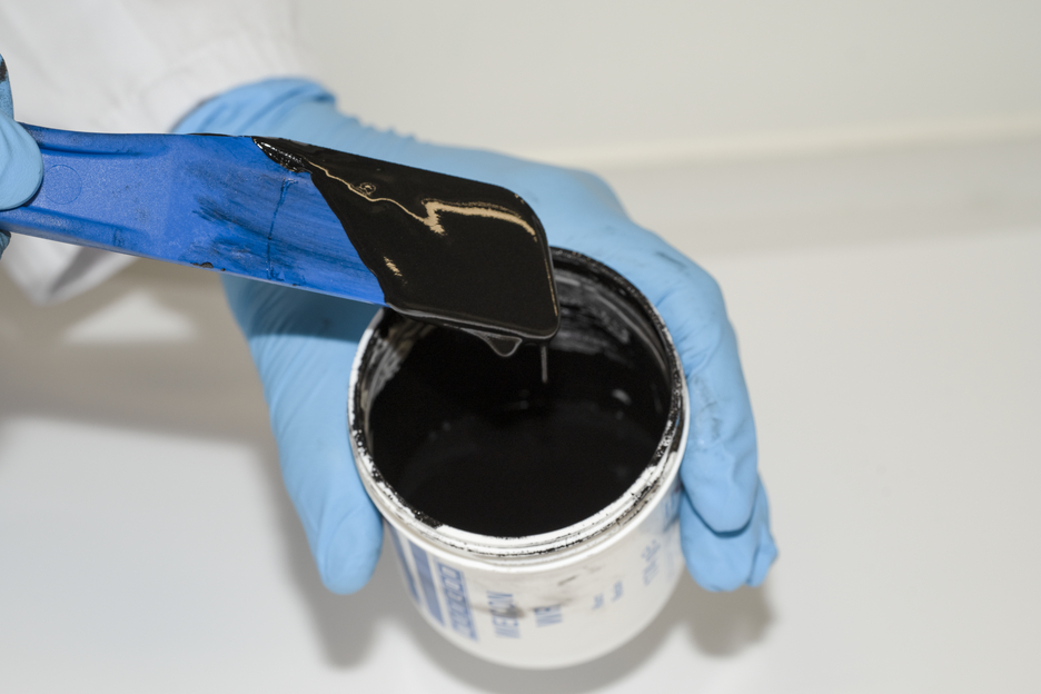 WEICON WR | sistem resin epoksi cair berisi baja untuk pengecoran dan kompensasi celah