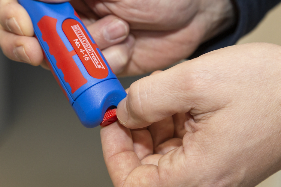 Cable Stripper No. 4 - 16 | dengan 2 komponen dan gagang plastik yang diperkuat fiberglass I rentang kerja 4 - 16 mm Ø