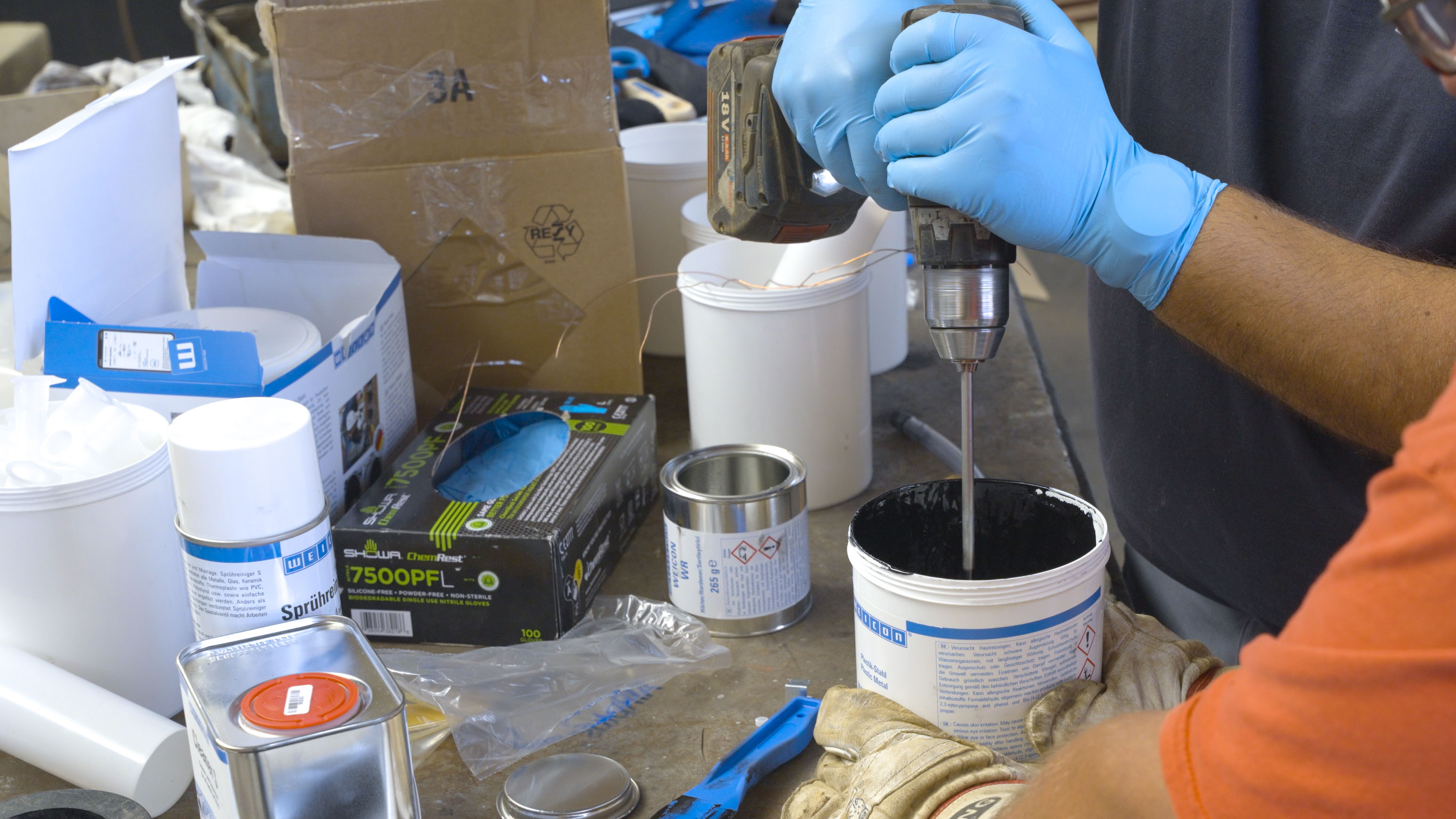 WEICON WR | sistem resin epoksi cair berisi baja untuk pengecoran dan kompensasi celah
