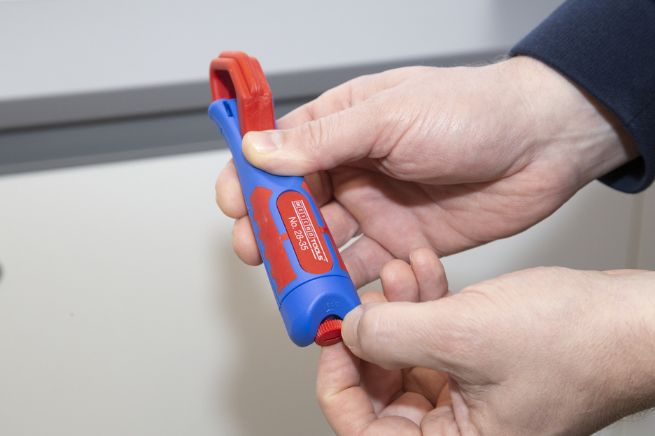 Cable Stripper No. 28 - 35 | dengan 2 komponen dan gagang plastik yang diperkuat fiberglass I rentang kerja 28 - 35 mm Ø