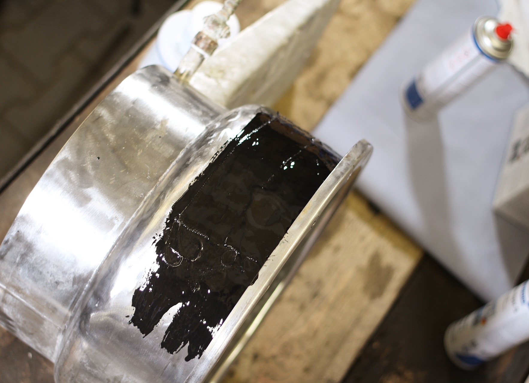 WEICON WR | sistem resin epoksi cair berisi baja untuk pengecoran dan kompensasi celah