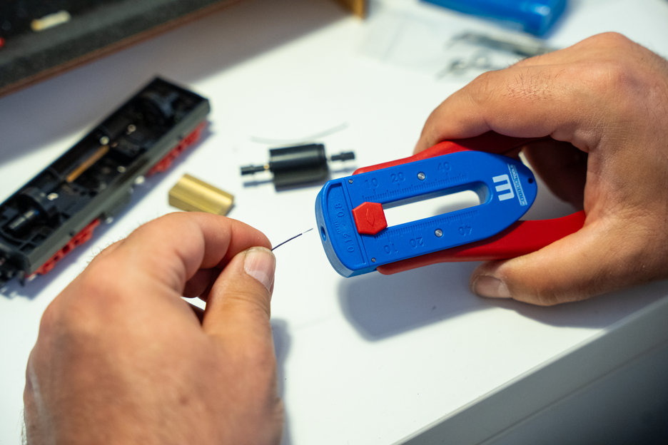 Precision Wire Stripper S | untuk konduktor tipis dan kabel I pengupasan berkisar antara 0,12 mm - 0,8 mm (36-20 AWG)