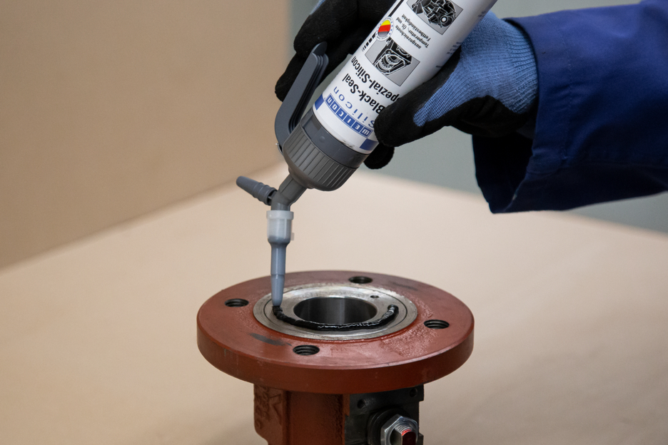 Silikon Khusus Black-Seal | sealant elastis secara permanen untuk area yang tahan minyak atau lemak