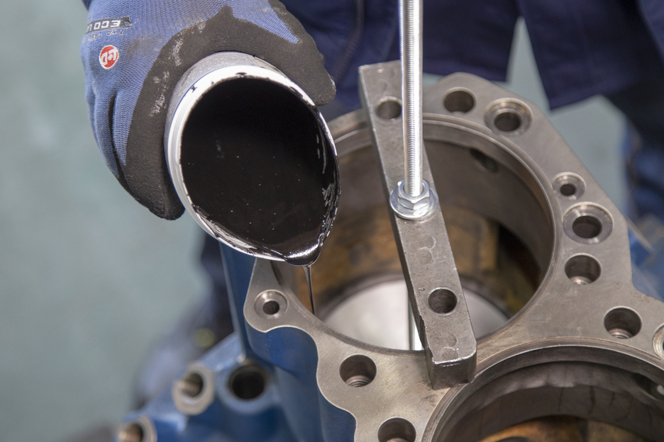 WEICON WR | sistem resin epoksi cair berisi baja untuk pengecoran dan kompensasi celah