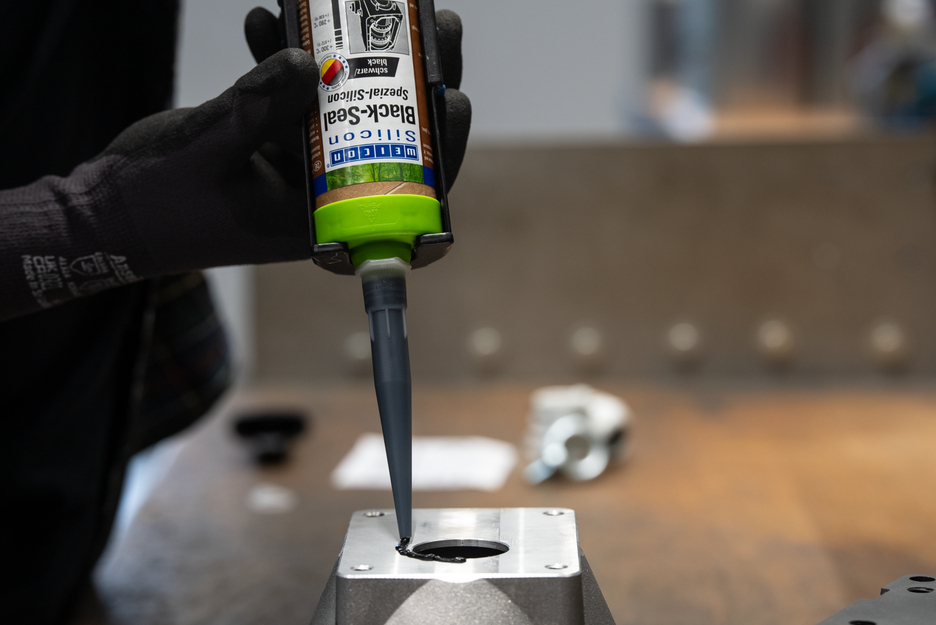 Silikon Khusus Black-Seal | sealant elastis secara permanen untuk area yang tahan minyak atau lemak