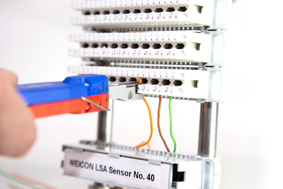LSA Sensor No. 40 | Alat pelubang kertas LSA termasuk sensor untuk melacak posisi ujung kabel