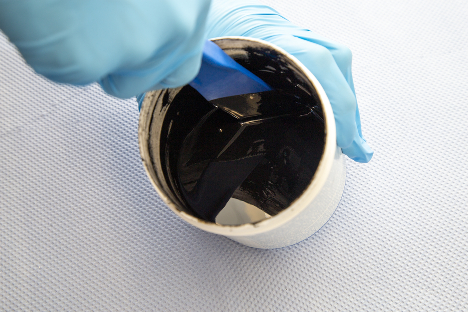 WEICON WR | sistem resin epoksi cair berisi baja untuk pengecoran dan kompensasi celah
