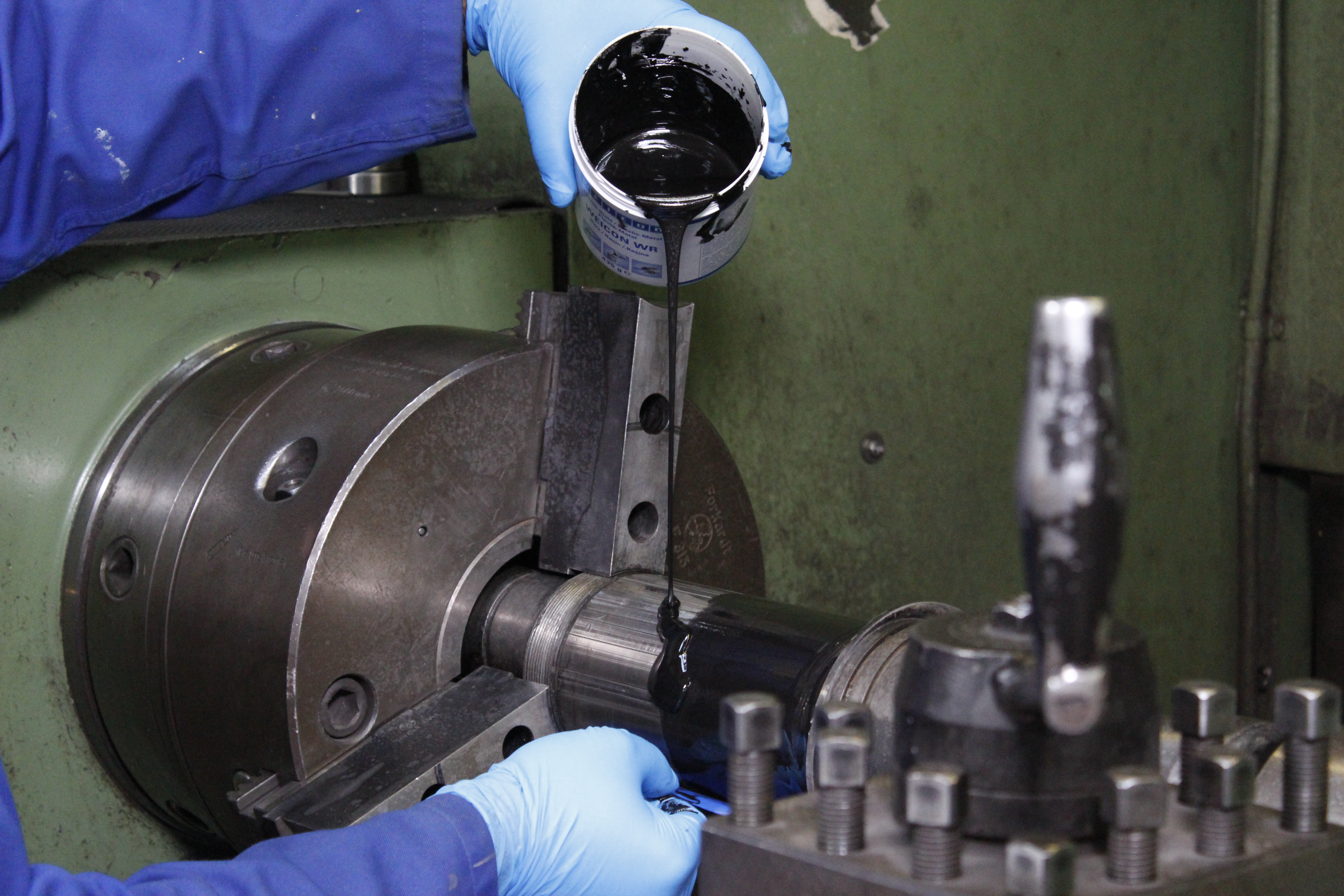 WEICON WR | sistem resin epoksi cair berisi baja untuk pengecoran dan kompensasi celah
