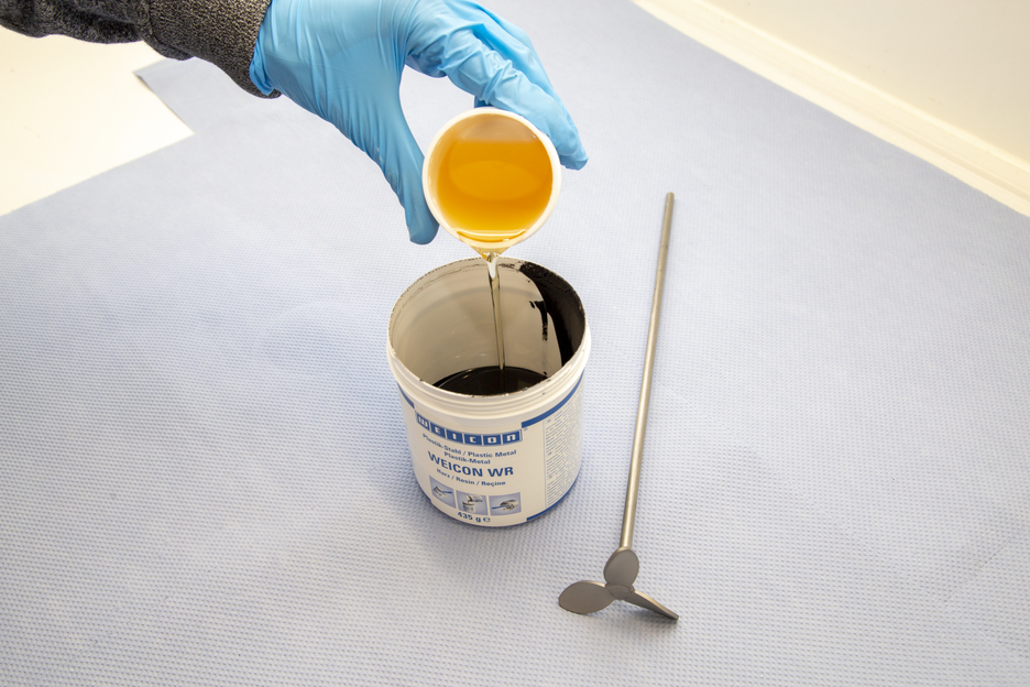 WEICON WR | sistem resin epoksi cair berisi baja untuk pengecoran dan kompensasi celah