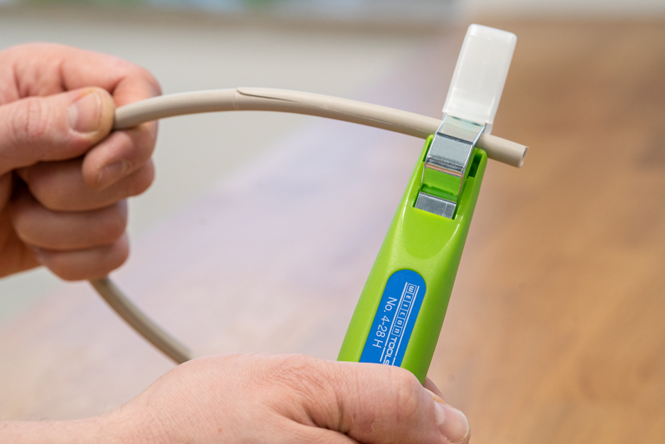 Cable Stripper No. 4 - 28 H Green Line | Alat pengupasan yang berkesinambungan I pisau pengait dan tutup pelindung I jangkauan kerja 4 - 28 mm Ø